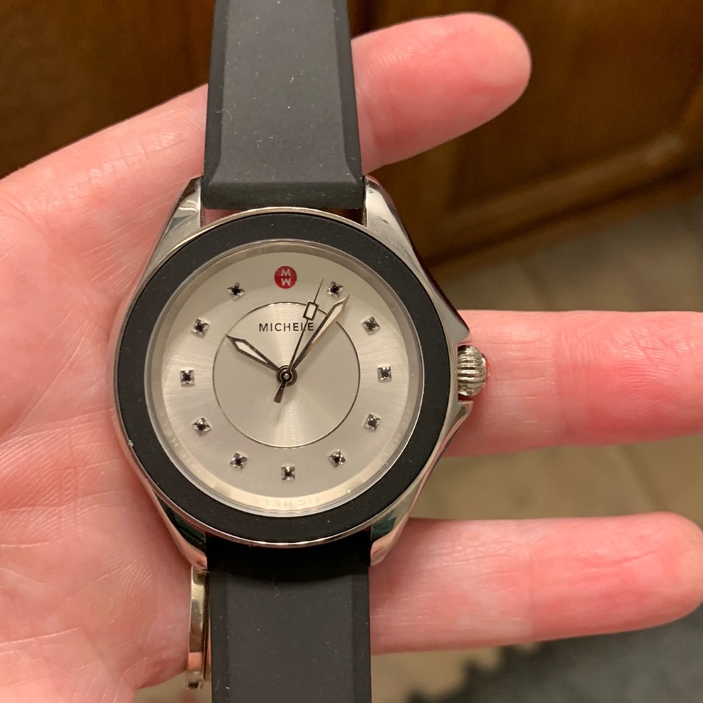 Women’s MW round face.  Rubber watch band.